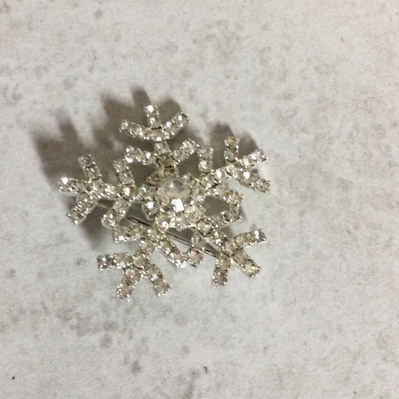 Blingy snowflake silver brooch - Picture 1 of 6